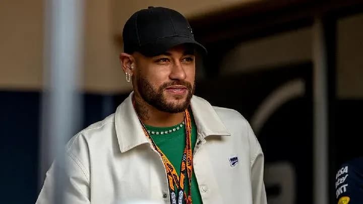 Neymar sonriente en evento deportivo