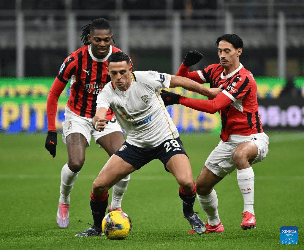 Dos jugadores de AC Milan disputando el balón