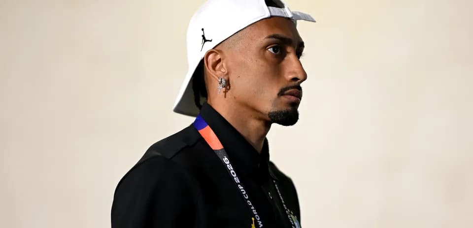 Jugador con gorra y camiseta negra en evento