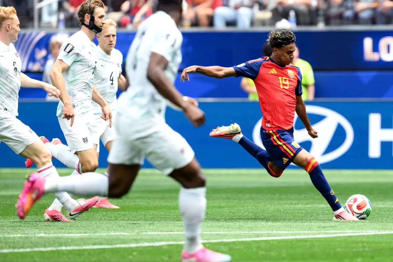 Jugador de España disparando a puerta