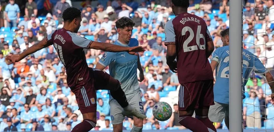Acción durante el partido Manchester City vs Aston Villa
