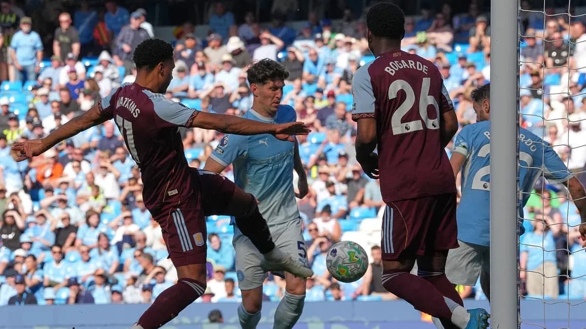 Acción durante el partido Manchester City vs Aston Villa