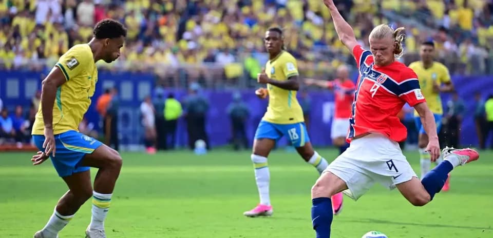Jugador de Brasil intentando interceptar el balón