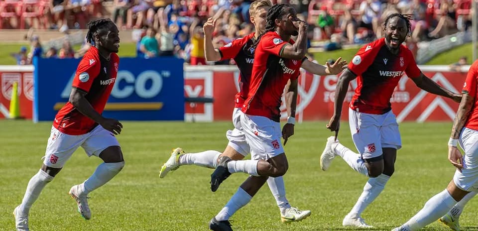 Jugadores de York United celebrando un gol