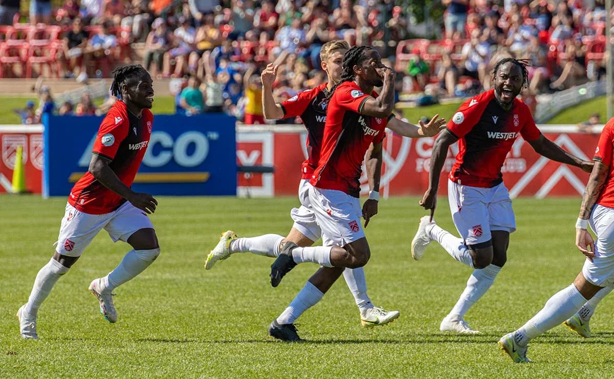 Jugadores de York United celebrando un gol