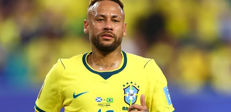 Neymar en camiseta amarilla de Brasil durante el partido