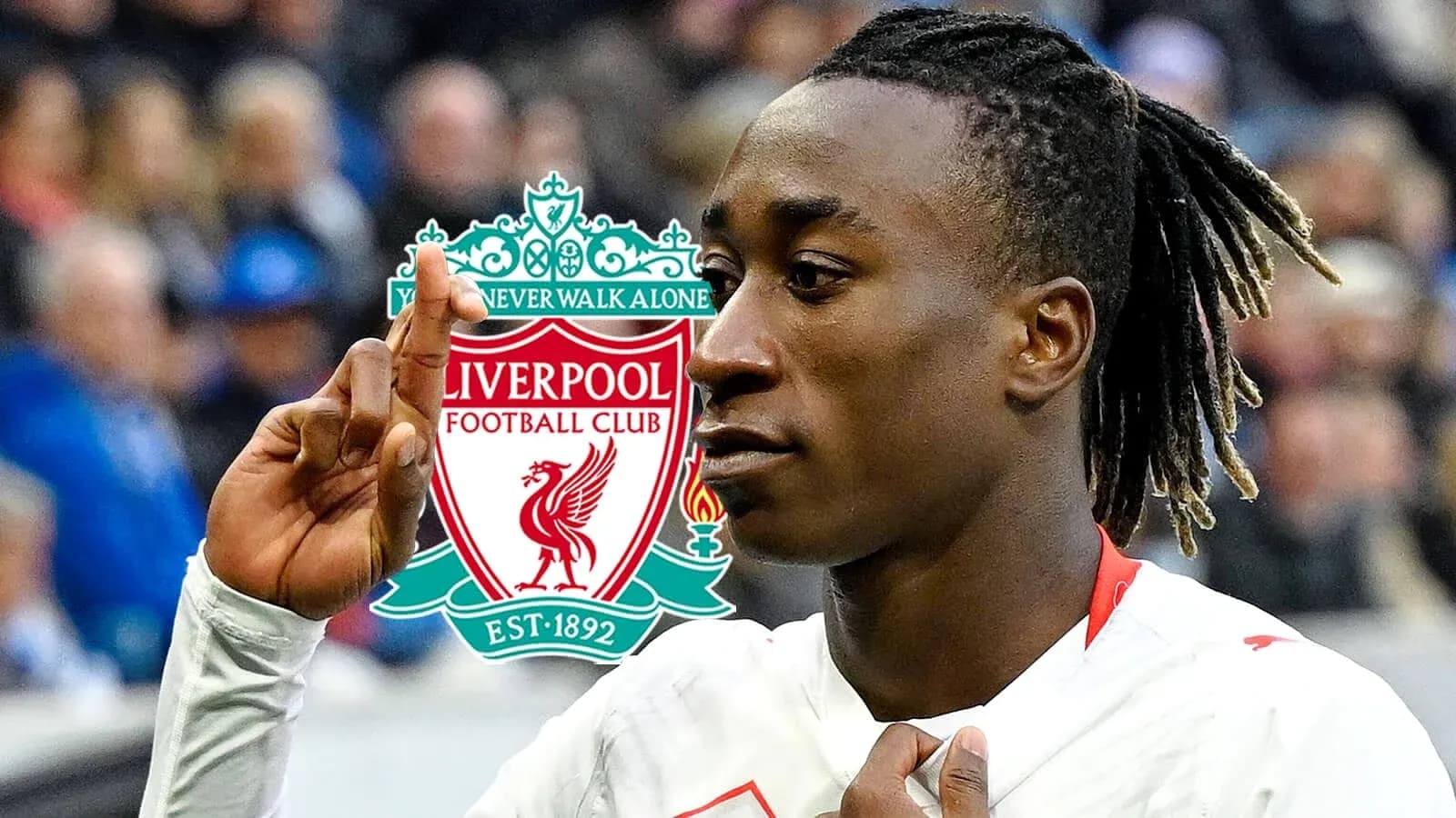 Jugador de fútbol señalando el logo de Liverpool
