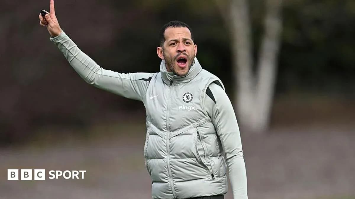 Entrenador dando instrucciones durante la sesión de entrenamiento