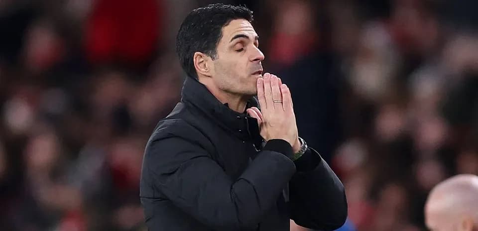 Entrenador haciendo gesto de preocupación en el banquillo
