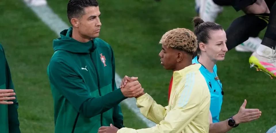 Cristiano Ronaldo saludando a compañero de equipo