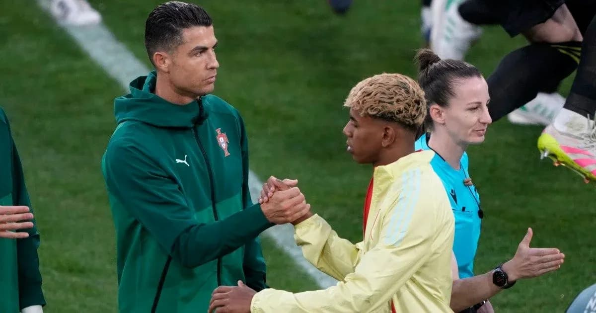 Cristiano Ronaldo saludando a compañero de equipo