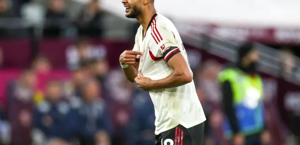 Jugador de fútbol con camiseta blanca señalando su pecho