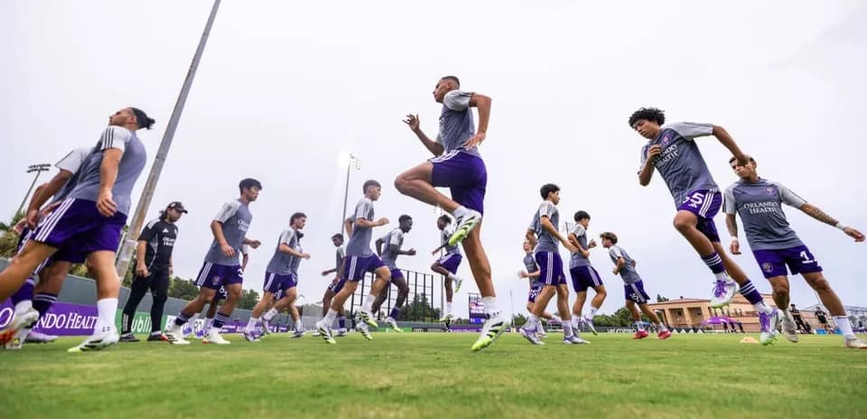 Jugadores de Orlando City II entrenando en el campo