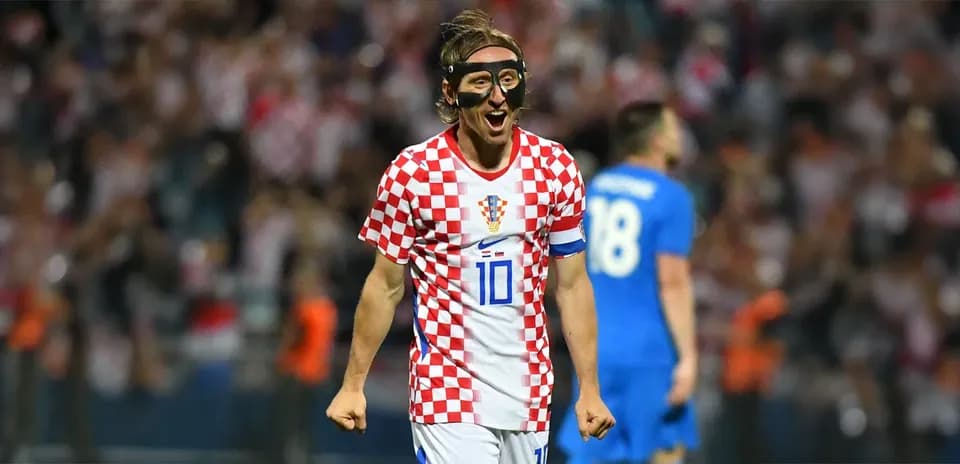 Jugador croata celebrando en partido con camiseta a cuadros