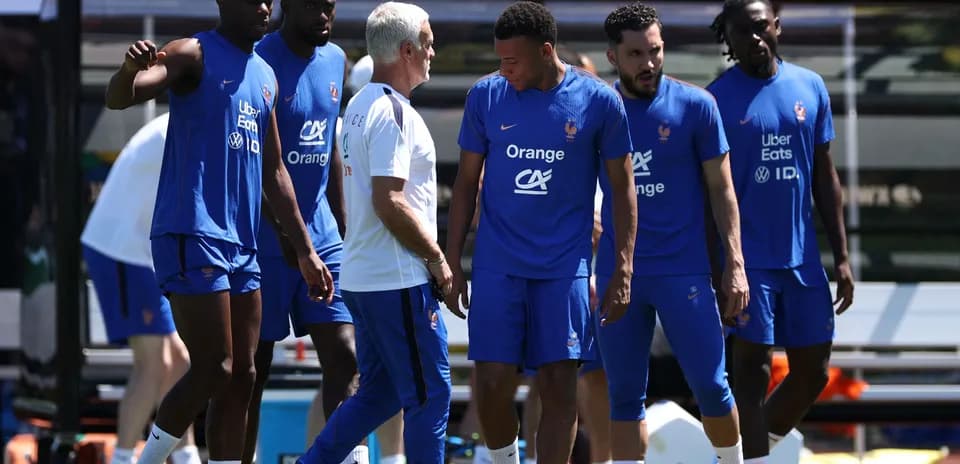 Jugadores de Francia entrenando en el campo