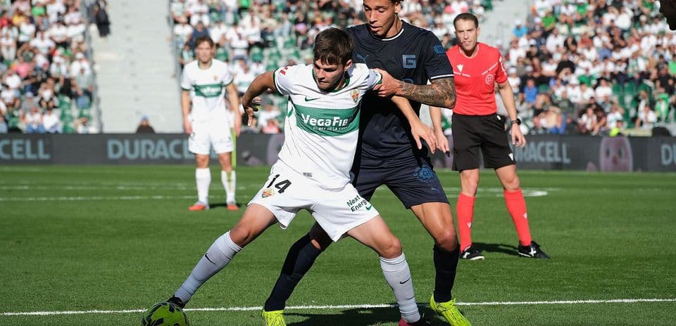 Jugadores compitiendo por el balón en La Liga