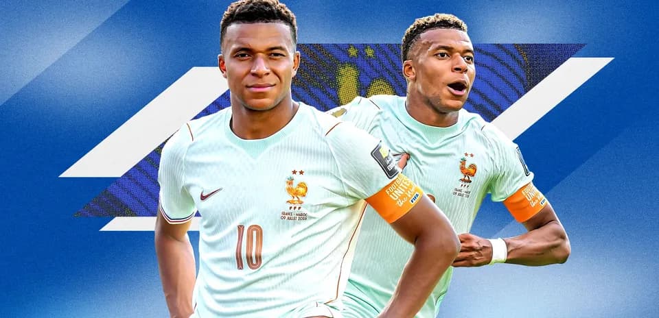 Kylian Mbappé en uniforme de Francia en fondo azul