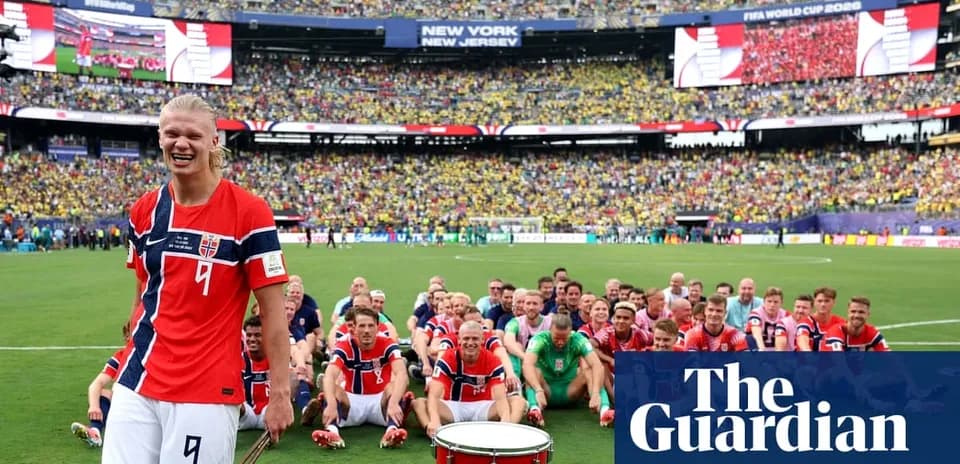 Jugadores de Noruega sentados en el campo tras el partido