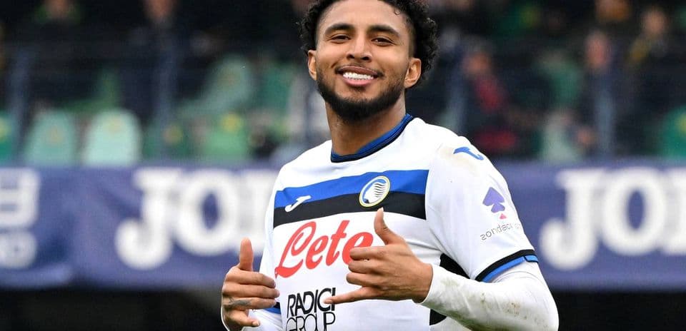 Jugador de Atalanta sonriendo y haciendo gesto de triunfo