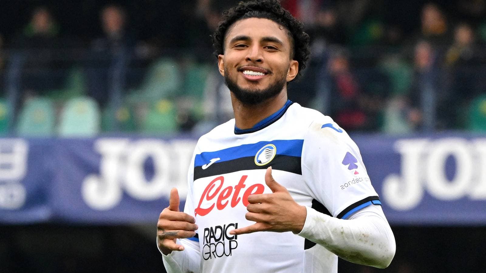 Jugador de Atalanta sonriendo y haciendo gesto de triunfo