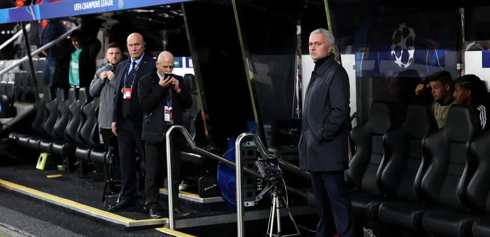 Entrenador observando desde el banquillo en partido