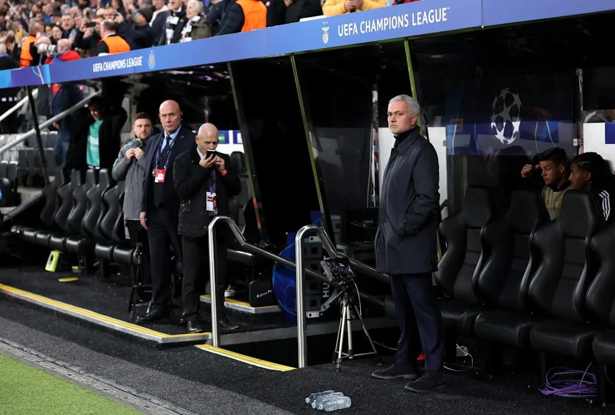 Entrenador observando desde el banquillo en partido