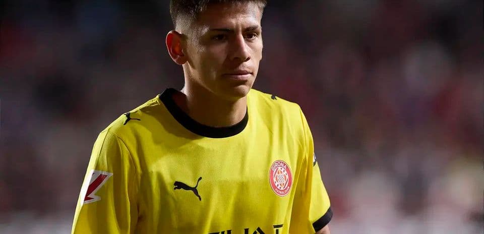 Portero de Girona con uniforme amarillo en el campo