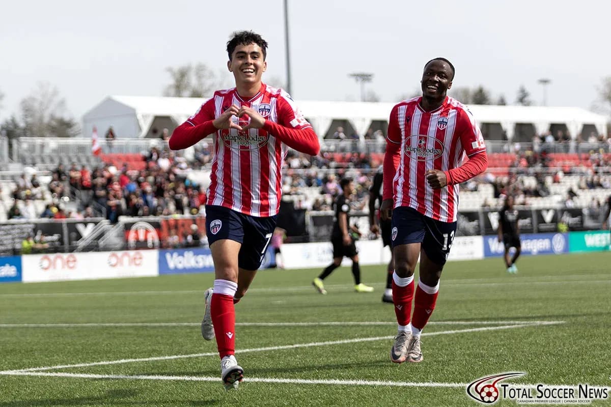 Jugadores de Atlético Ottawa celebrando un gol