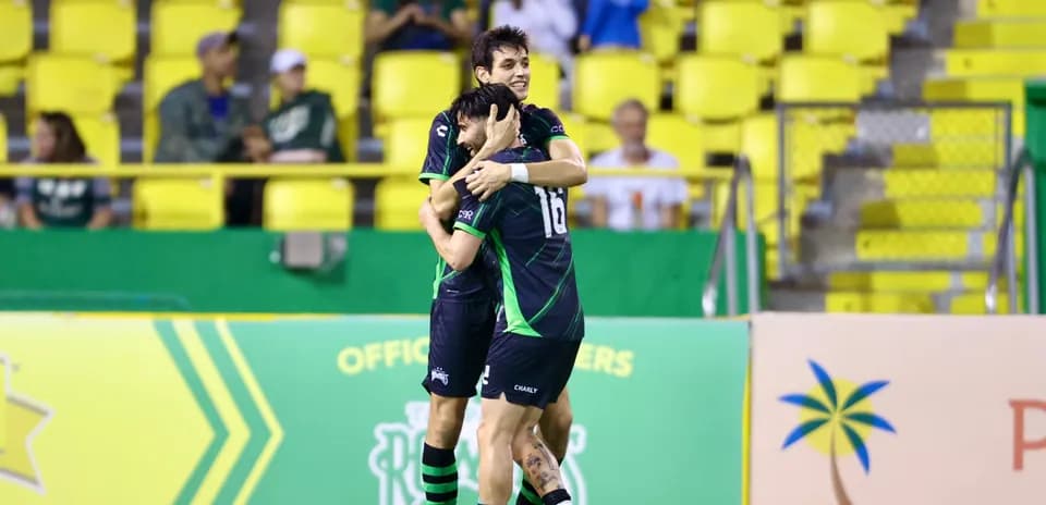 Dos jugadores celebrando un gol en el partido