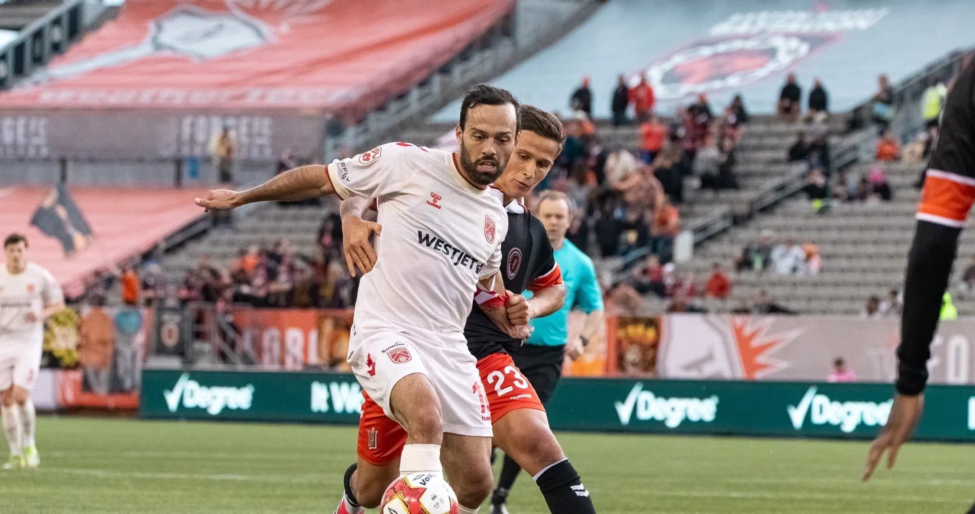 Jugador de Forge compitiendo por el balón