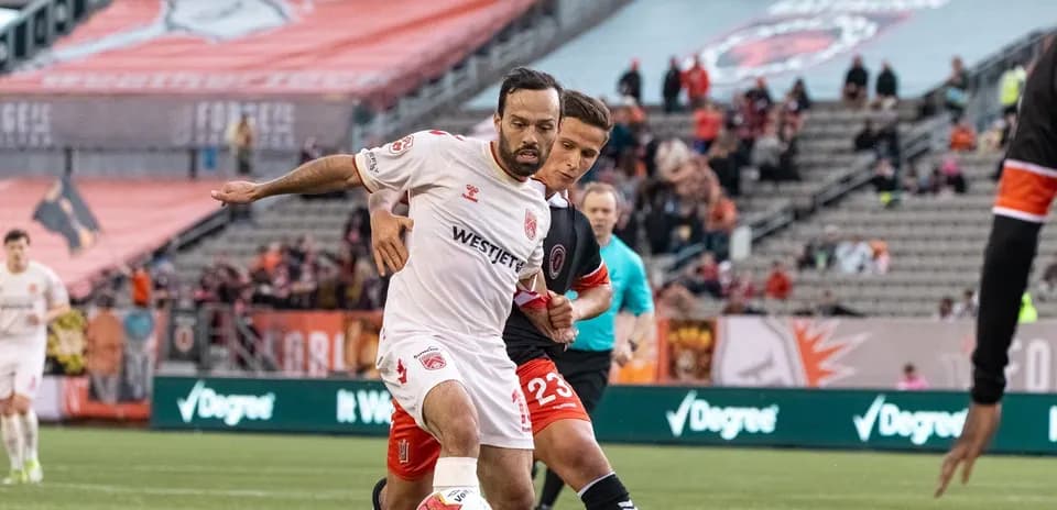 Jugador de Forge compitiendo por el balón