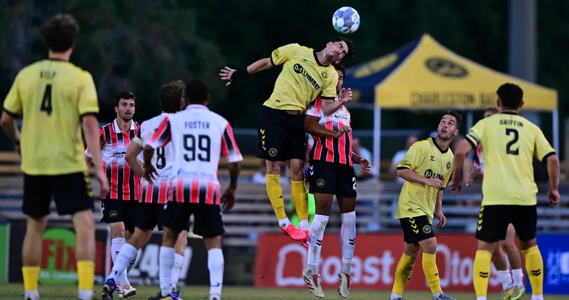 Jugador saltando para cabezear el balón
