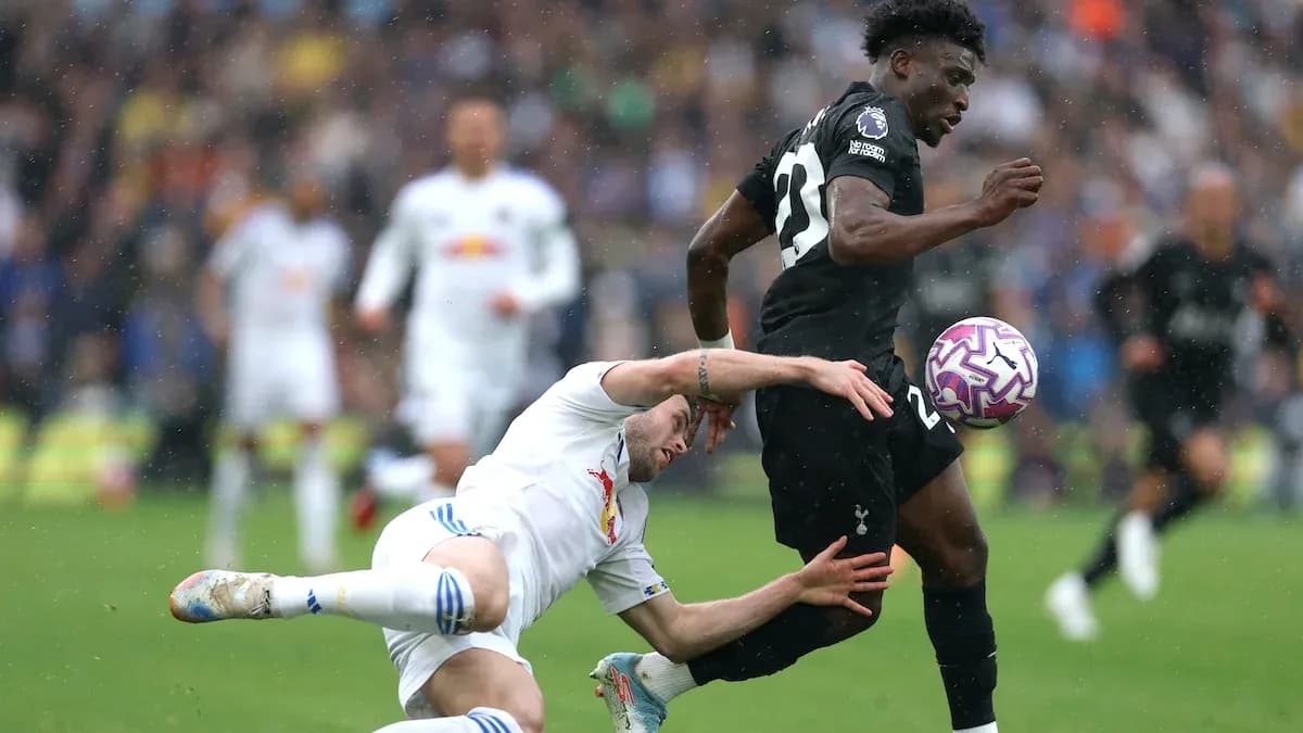Jugador de Tottenham driblando mientras otro cae al suelo