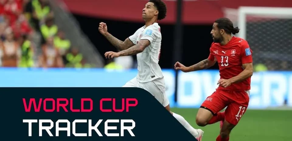 Jugador tratando de controlar el balón durante partido