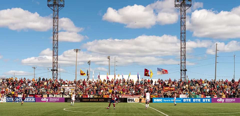 Aficionados apoyando a Detroit City en el partido