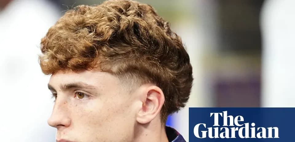 Jugador con cabello rizado y peinado moderno