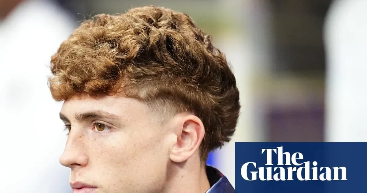Jugador con cabello rizado y peinado moderno