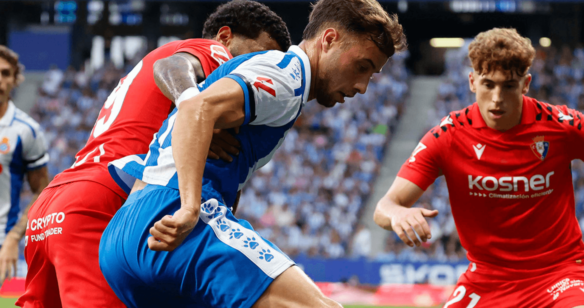 Acción de juego entre Osasuna y Espanyol