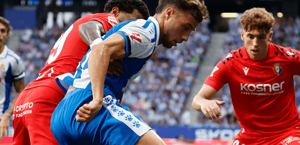 Acción de juego entre Osasuna y Espanyol