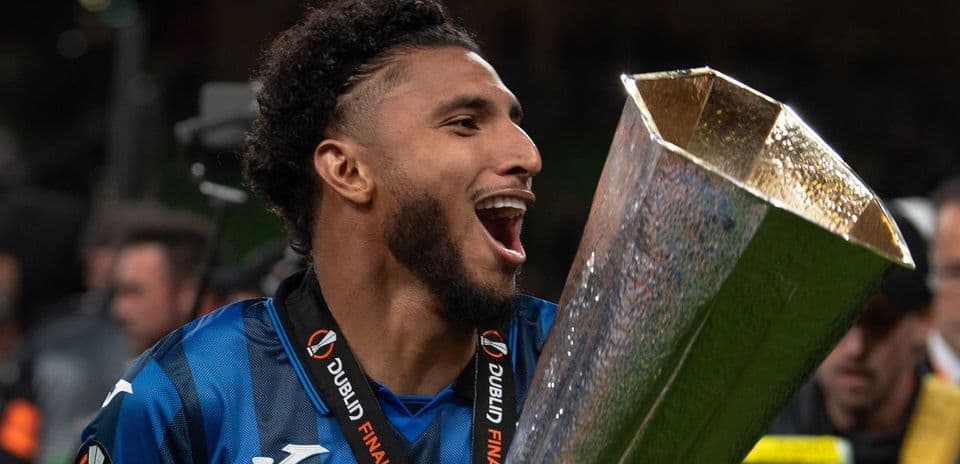 Jugador celebrando con trofeo en mano