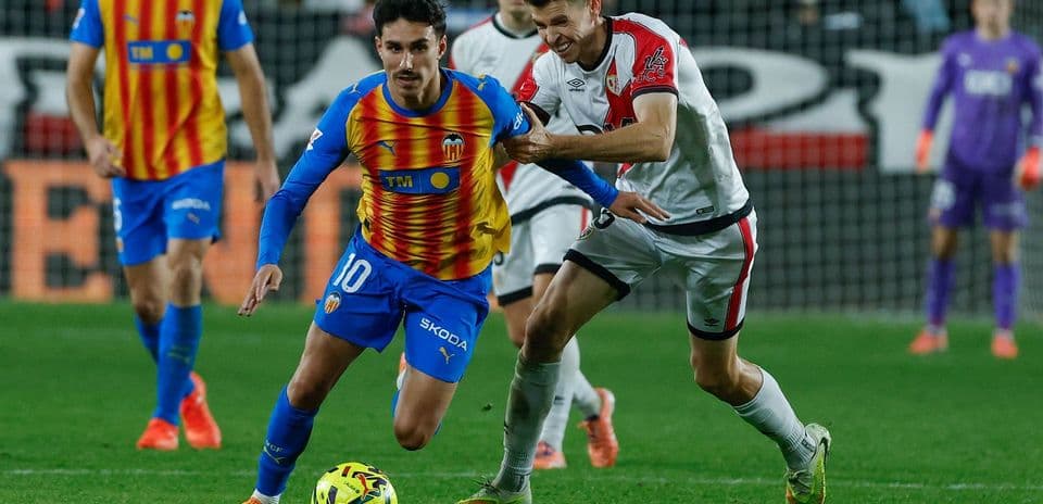Jugador de Valencia driblando a oponente de Rayo Vallecano