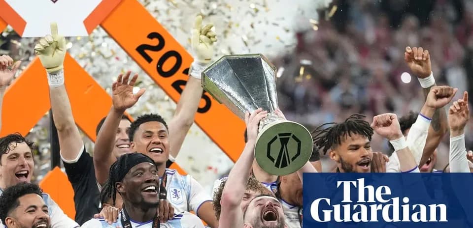 Jugadores celebrando con el trofeo de la competencia