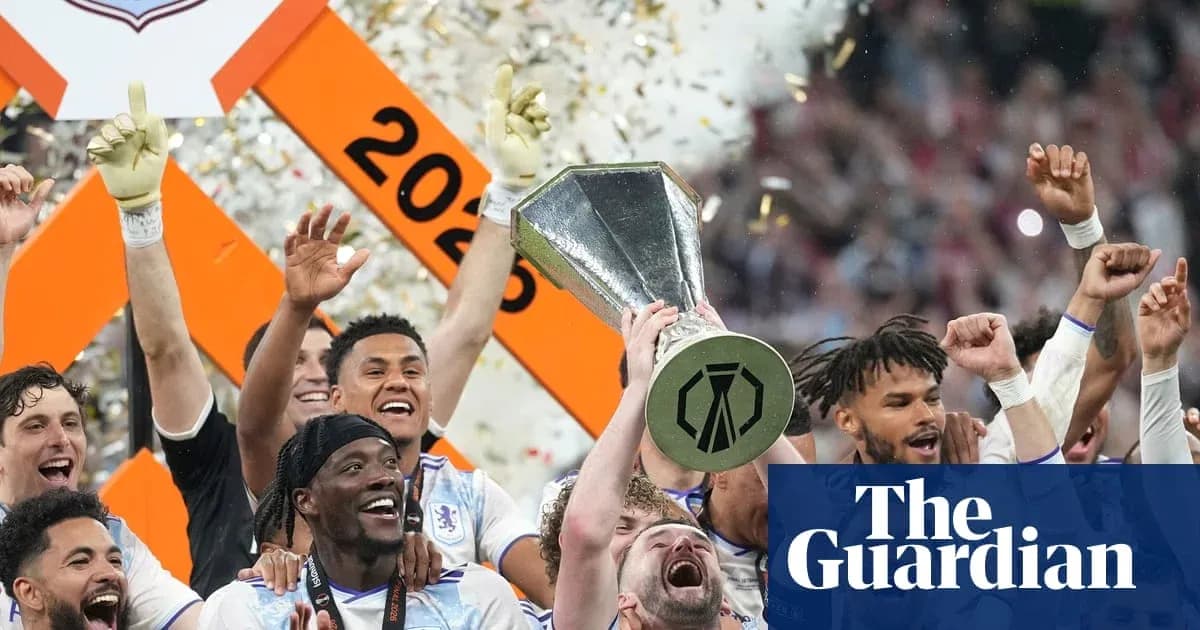Jugadores celebrando con el trofeo de la competencia
