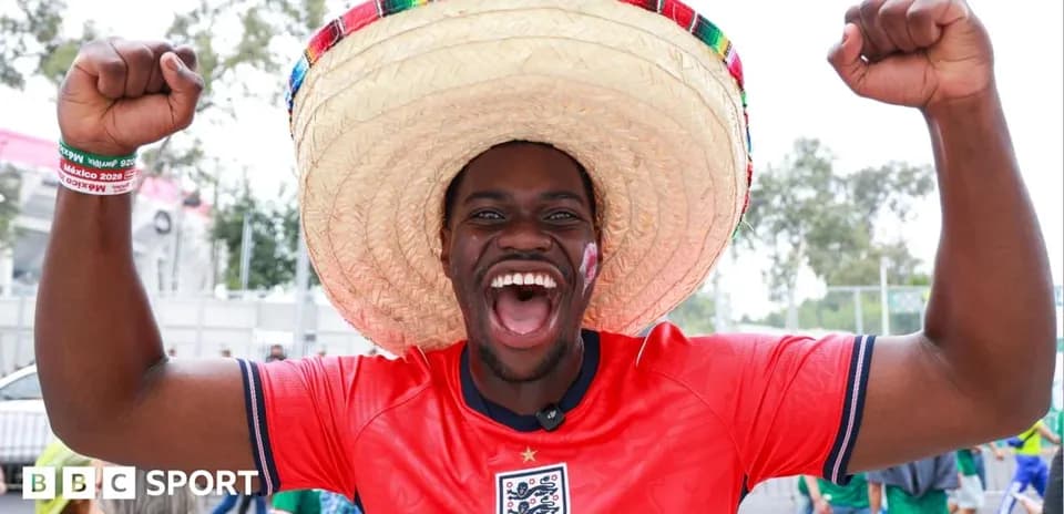 Afanoso hincha con sombrero y camiseta de Inglaterra