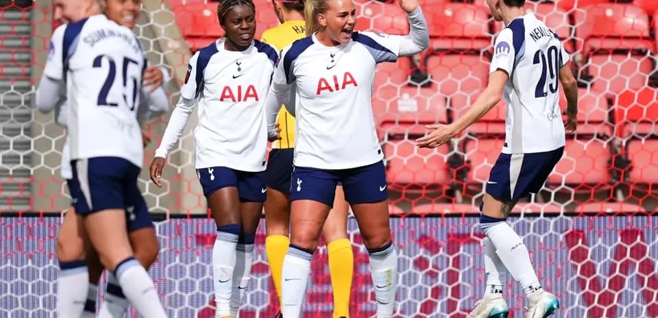 Jugadoras del Tottenham celebrando un gol