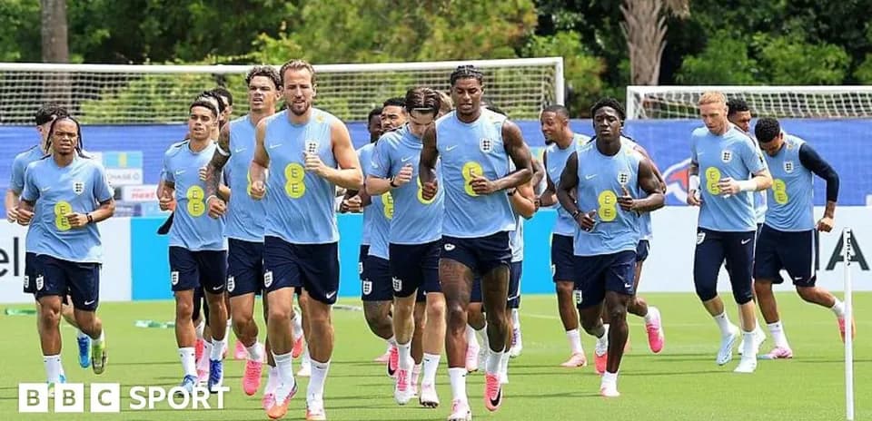 Equipo de Inglaterra corriendo durante sesión de entrenamiento