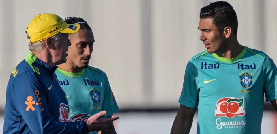 Entrenador hablando con jugadores durante entrenamiento