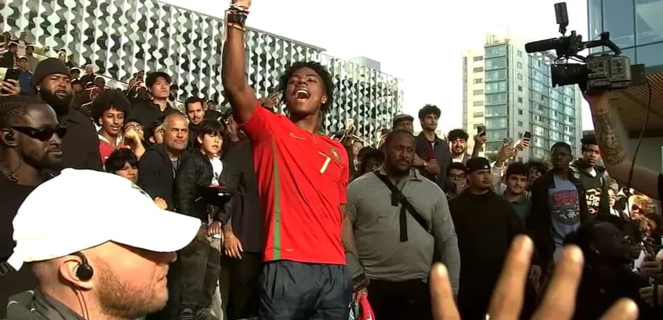 Jugador de Portugal celebrando ante una multitud