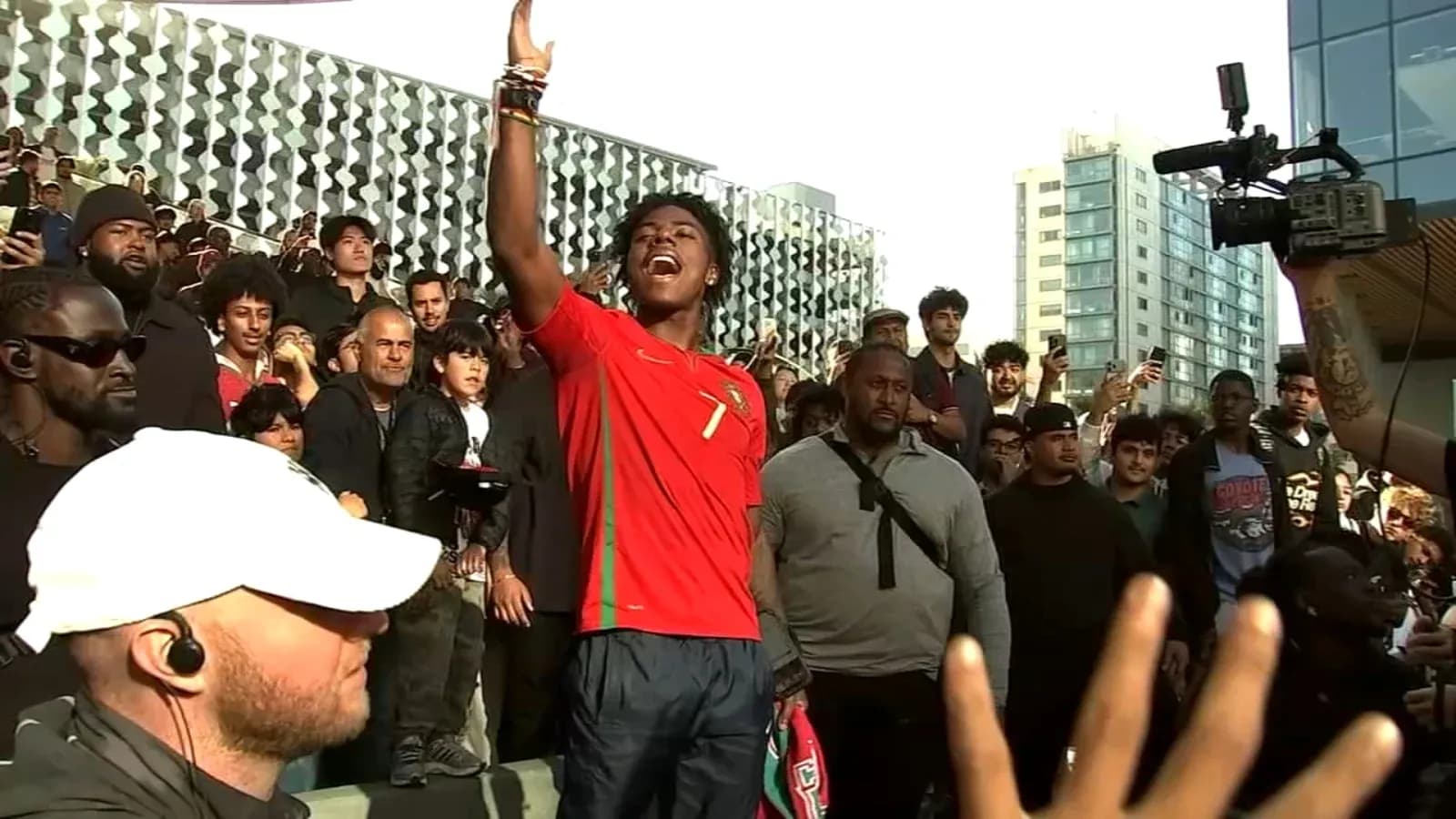 Jugador de Portugal celebrando ante una multitud
