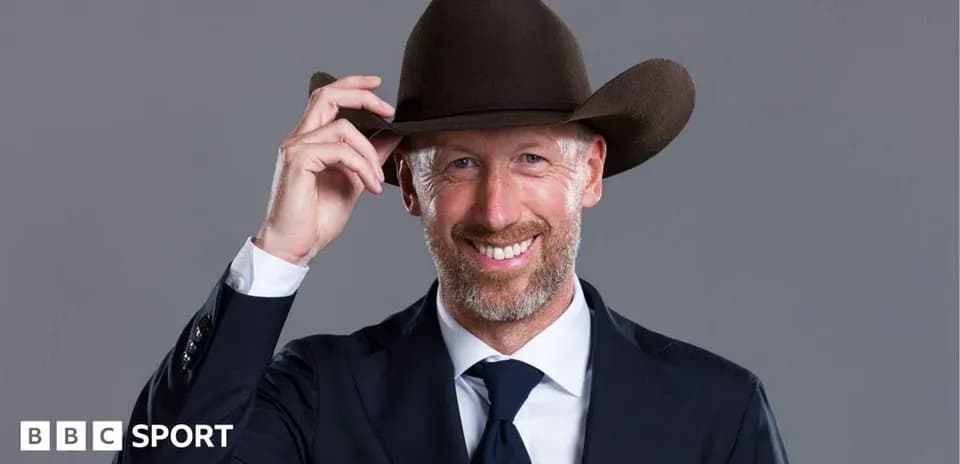 Hombre con sombrero en traje posando para foto